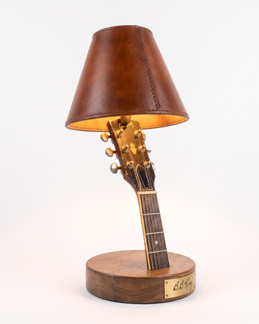 Rocklight — luminária com braço de guitarra e cúpula de couro